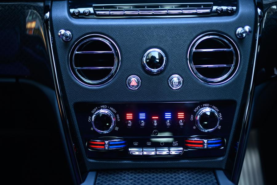 Детали интерьера Rolls-Royce Cullinan 2018 года  (JP) (фото 3 из 29)